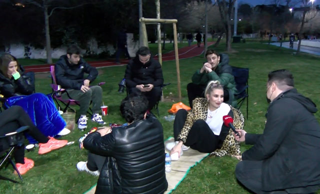 Ünlü şarkıcının Caddebostan Sahili'nde maskesiz sosyal mesafesiz pikniği