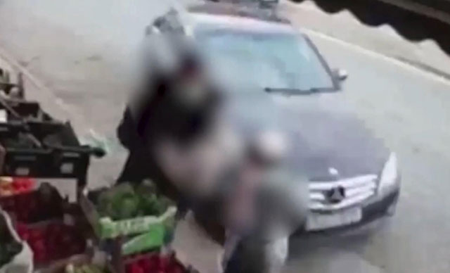 İngiltere’de iki çocuk otomobilin altında kalmaktan son anda kurtuldu