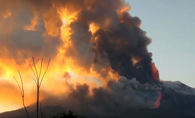 İtalya’da Etna Yanardağı’nda şiddetli patlama