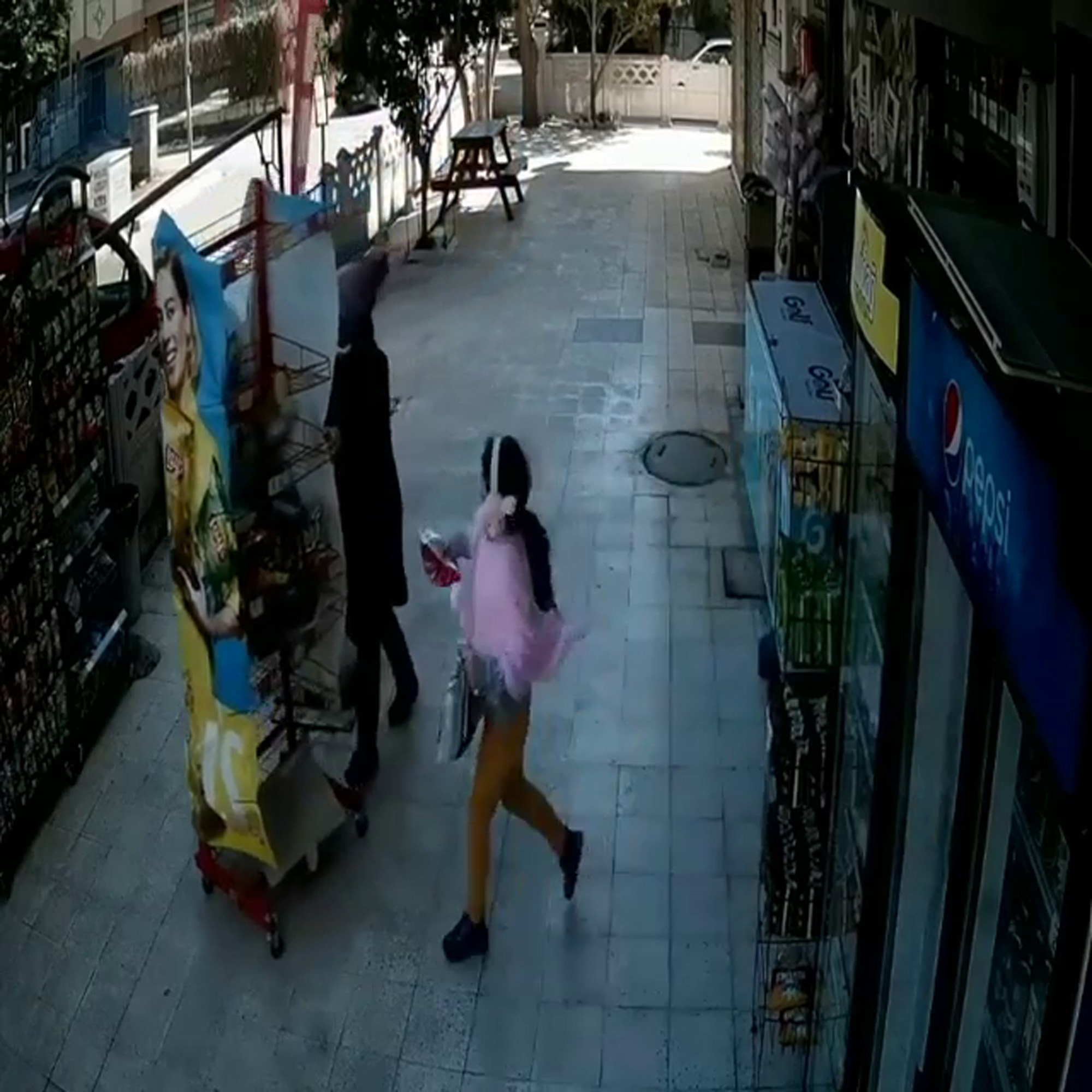 Rüzgar marketin önündeki cips standını sürükledi