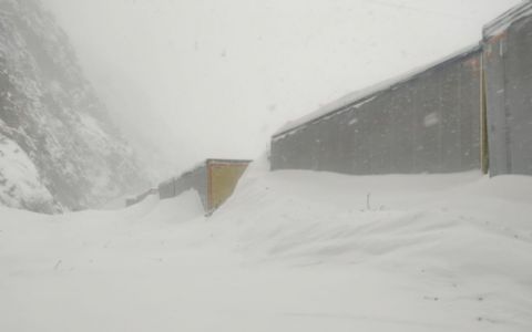 Türk şoförler Vladikavkaz'daki otoyola düşen çığda mahsur kaldı