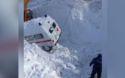 Rusya'da hasta almaya giden ambulansın üzerine çığ düştü