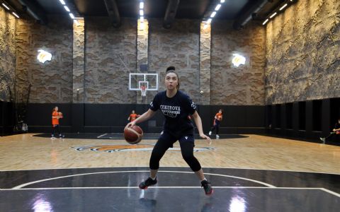 Kalpten tedavi gören genç basketbolcu parkelere döndü