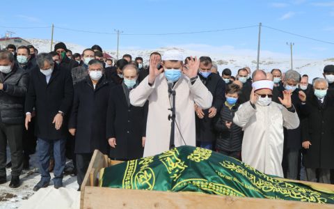 Sivas Valisi Ayhan, babasını kendi kıldırdığı namazla son yolculuğa uğurladı