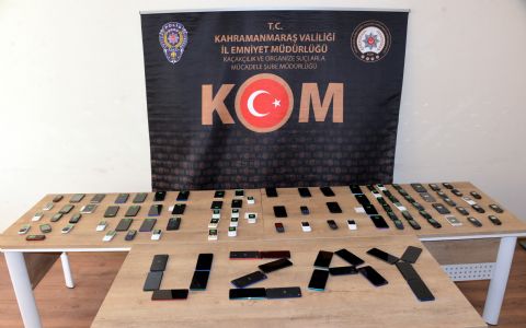 Polis, ele geçirdiği kaçak cep telefonuyla 'uzay' yazdı