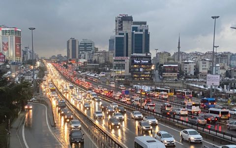İstanbul'da iş çıkış saatlerinde trafik yoğunluğu 