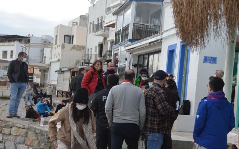 Bodrum'da sıcak havayı fırsat bilenler sahillere akın etti, 'maske' ve 'sosyal mesafe' unutuldu