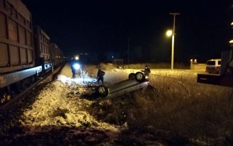 Hemzemin geçitte trenle otomobil çarpıştı: 2 yaralı