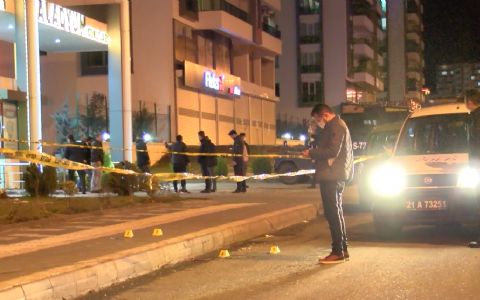 Oturduğu sitenin önünde karşılaştığı husumetlisini tabancayla başından vurdu