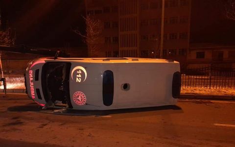 Kırşehir'de ambulans devrildi: 3 yaralı
